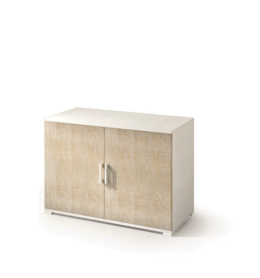 Mueble con doble puerta y estante blanco con puertas de roble.