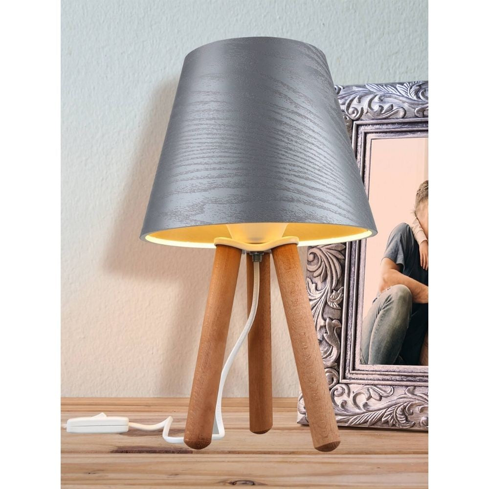 Lampada da tavolo Pino ASZ1453 treppiede legno e paralume grigio EFFEZ